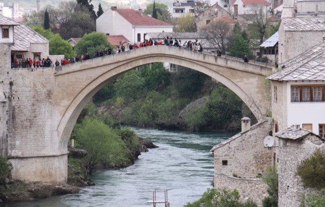 La destruction du pont de Mostar : crime contre l'humanité ou simple acte de guerre ?